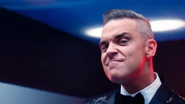 Robbie Williams dans le clip de son nouveau single, extrait de son prochain album "Heavy Entertainement Show".
