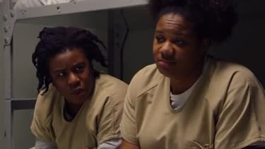 Suzanne et Cindy, deux héroïnes d'Orange is the New Black, rendent hommage à Johnny