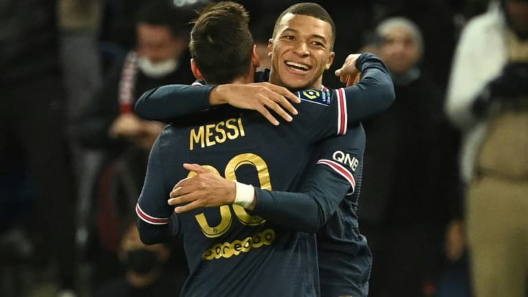 L'attaquant du Paris Saint-Germain, Kylian Mbappé, remercie l'attaquant argentin Lionel Messi pour sa passe décisive, après avoir marqué son 2e but à domicile face à Monaco, en clôture de la 18e journée de Ligue 1, le 12 décembre 2021 au Parc des Princes