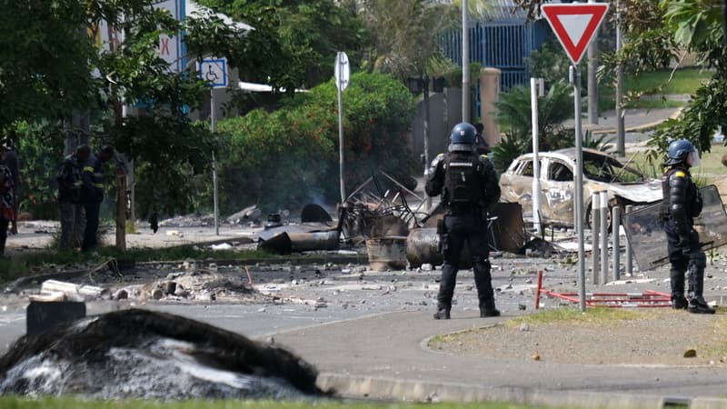 Regarder la vidéo Émeutes en Nouvelle-Calédonie: nouvelle nuit de violences après le vote de la réforme à l'Assemblée