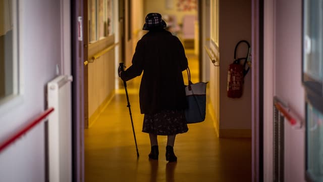 Image d'illustration - une personne âgée marchant dans le couloir d'un EHPAD de Brest, le 4 février 2020
