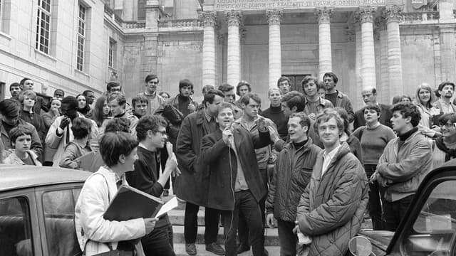 Daniel Cohn-Bendit s'adresse à des étudiants, le 3 mai 1968 devant la Sorbonne à Paris.