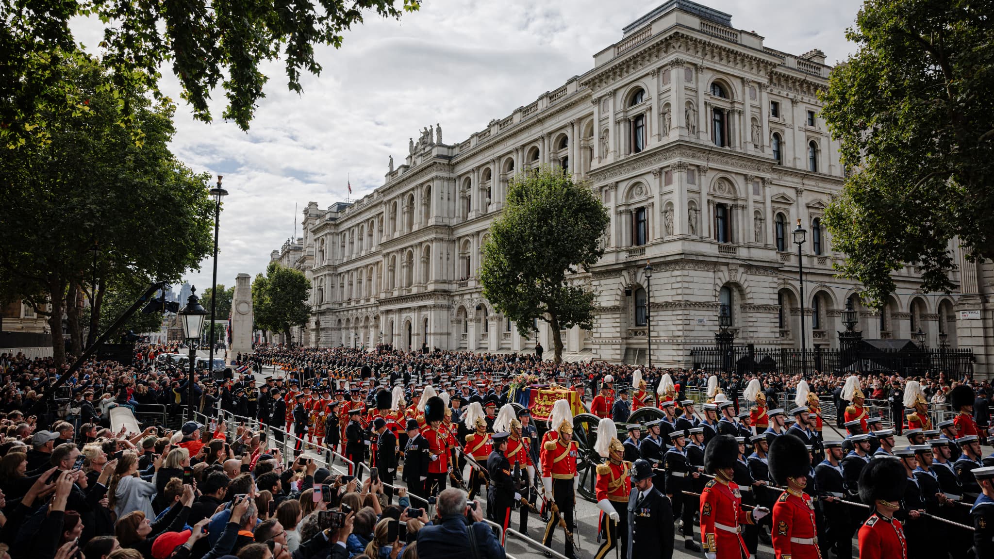 Le cercueil de la reine passant sur Whitehall, à Londres, le 19 septembre 2022