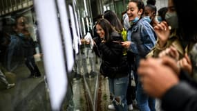 Des lycéennes se réjouissent en regardant les résultats du baccalauréat le 6 juillet 2021 au lycée Rodin, à Paris