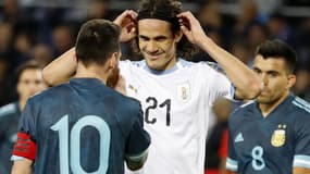 Edinson Cavani sourit devant Lionel Messi