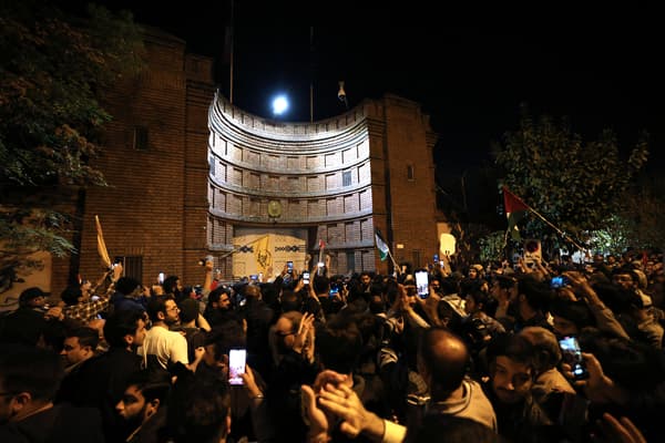  Une manifestation de soutien à la Palestine devant l'ambassade de France à Téhéran, en Iran , le 18 octobre 2023.