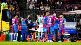 Ronald Araujo est évacué du Camp Nou lors du match entre Barcelone et le Celta Vigo, le 10 mai