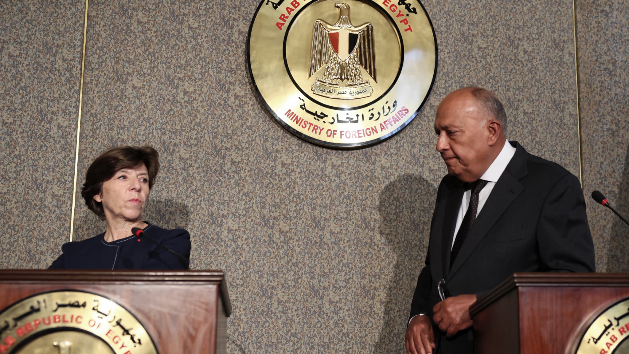 La ministre française des Affaires étrangères, Catherine Colonna, tient une conférence de presse conjointe avec son homologue égyptien Sameh Choukri, au Caire, le 16 octobre 2023