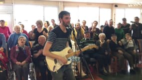 Âgés de 72 à 96 ans, les chanteurs de "Huguette the Power" sont chauds bouillants avant leur concert au Grand Rex