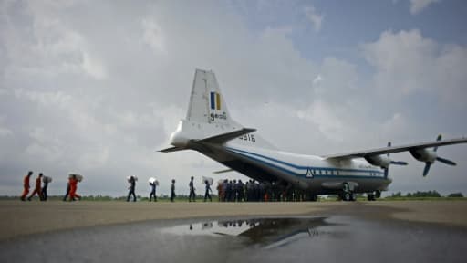 Un avion de transport Shaanxi Y-8 de la Force aérienne de Birmanie, semblable à l'avion militaire transportant plus de 100 personnes qui a disparu, photographié le 5 août 2015 à l'aéroport de Sittwe dans l'état de Rakhine