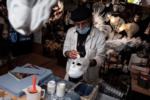 Hamid Seddighi, 63 ans, confectionne des masques pour le carnaval de Venise dans son atelier, le 6 février 2021