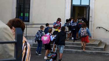 Des élèves arrivant à l'école (illustration).