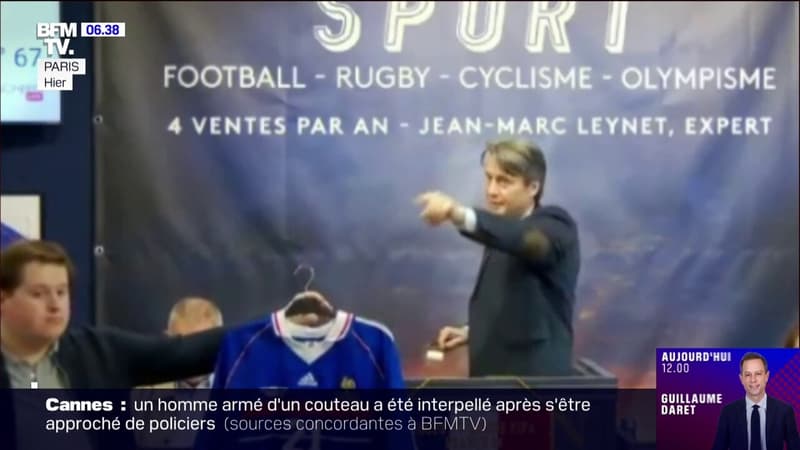 Le maillot de Zidane, porté lors de la finale France-Brésil, a été vendu à 52.000 euros lors d'une vente aux enchères à Paris