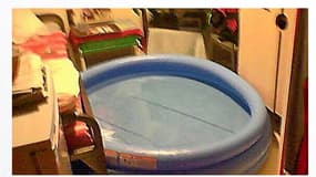 Une piscine gonflable dans une cellule de prison