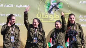 Les quatre otages israéliens sur scène avant que les combattants du Hamas ne les remettent à une équipe de la Croix-Rouge dans la ville de Gaza, le 25 janvier 2025