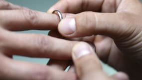 A Paris, Jean-Manuel Hue, adjoint au maire du 15ème arrondissement, lutte contre les mariages blancs