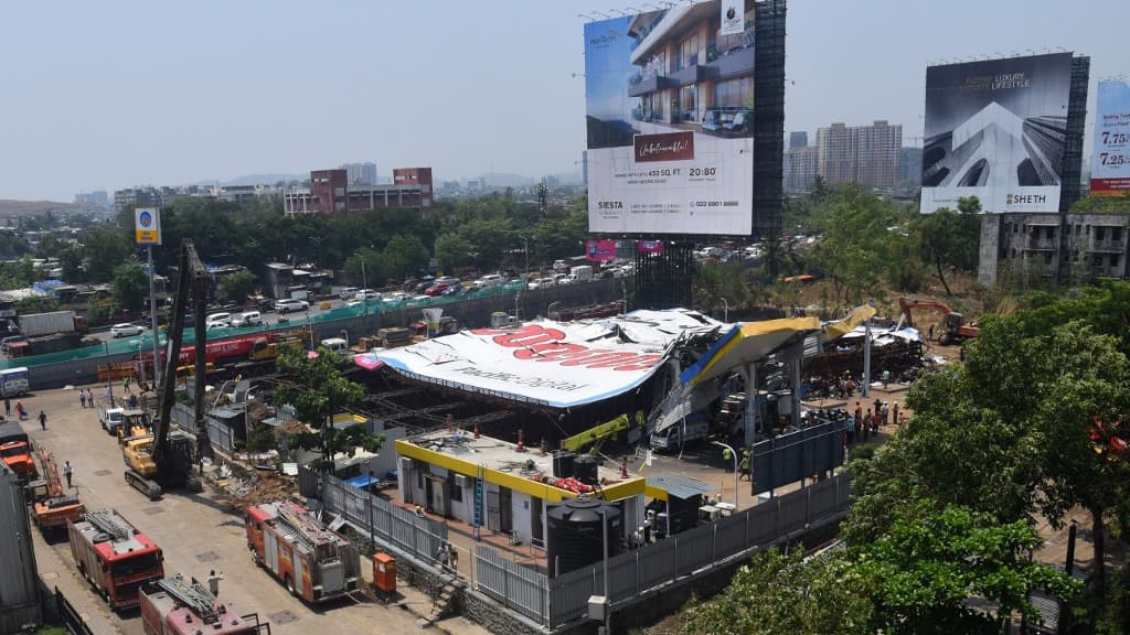 Un panneau d'affichage renversé à Bombay, Inde, le 13 mai 2024 Un panneau d'affichage renversé à Bombay, Inde, le 13 mai 2024