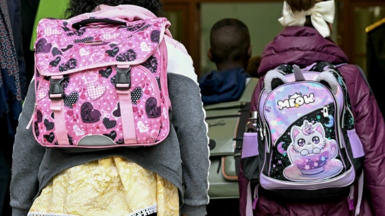 Les élèves entrent à l'école primaire publique Vigée-Lebrun pour le premier jour de classe  à Paris le 1er septembre 2025.