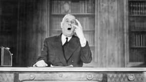 Le Général Charles de Gaulle, président de la République, annonce le cessez-le-feu qui a été conclu à Evian lors des négociations pour le réglement de la guerre d'Algérie, lors d'une allocution télévisée, le 19 mars 1962 à Paris
