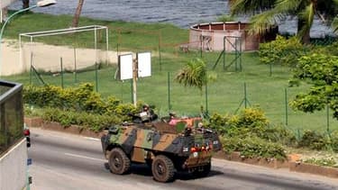 Un blindé transportant des soldats français patrouille dans Abidjan. Les militaires français de la force Licorne ont renforcé jeudi leur dispositif de surveillance dans la capitale économique de la Côte d'Ivoire, où certains quartiers voient opérer des gr