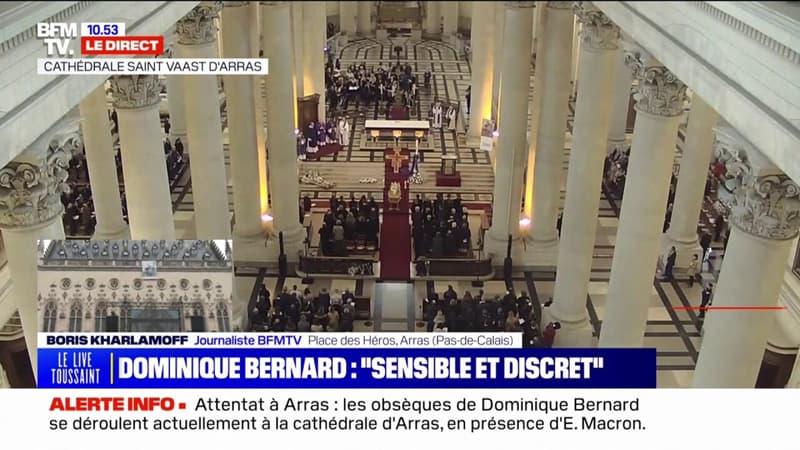 Obsèques de Dominique Bernard: des centaines de personnes suivent la retransmission de la cérémonie au pied du beffroi d'Arras