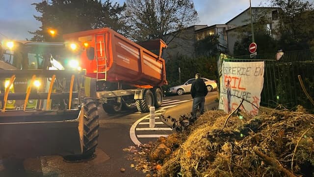 Du fumier, des courges, ou encore des patates ont été déposés devant le centre des finances publiques de Manosque.