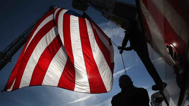 Un pompier élève le drapeau américain, à Jersey City, le 17 septembre 2015.
