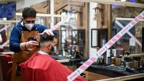 Un coiffeur dans un salon à Dortmund, en Allemagne, le 1er mars 2021