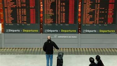 A l'aéroport de Roissy-Charles-de-Gaulle, vendredi matin. Selon le ministre de l'Ecologie Jean-Louis Borloo, les autorités françaises vont tenter de rouvrir à 14h00 les aéroports fermés à cause du nuage de cendres volcaniques venu d'Islande mais il faudra