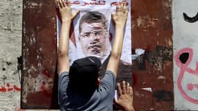 Partisan du président égyptien déchu Mohamed Morsi au Caire. Alors que le gouvernement égyptien menace de recourir à la force pour mettre un terme aux sit-in des partisans des Frères musulmans dans la capitale, ces derniers refusent de céder à la pression