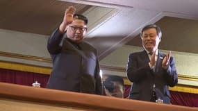 Kim Jong Un saluant la foule le 1er avril 2018 lors d'un concert d'artistes sud-coréens à Pyongyang, une première en une décennie.