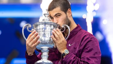 Carlos Alcaraz embrasse le trophée de l'US Open après sa victoire en finale face à Jannik Sinner (6-2, 3-6, 6-1 ,6-4), le 7 septembre 2025