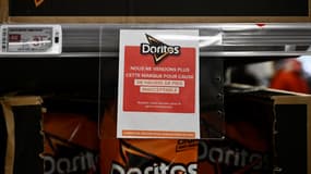 Une pancarte informant de la suspension des ventes des produits du groupe Pepsico dans un magasin Carrefour au Pré-Saint-Gervais, près de Paris, le 5 janvier 2024.