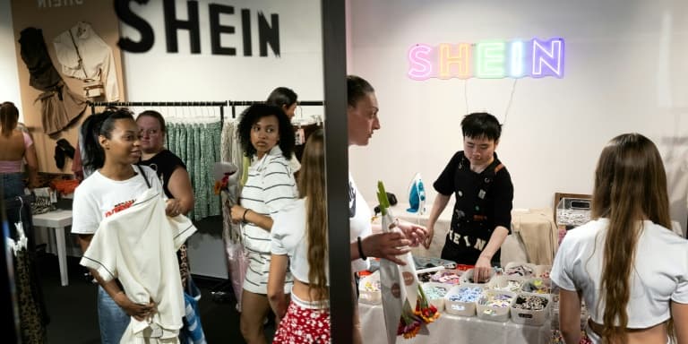 Des clientes dans une boutique éphémère de la marque asiatique Shein, le 26 juin 2025 à Diajon, en Côte-d'Or