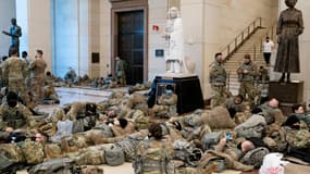 Soldats de la Garde nationale se reposant sur le sol du Capitole. 