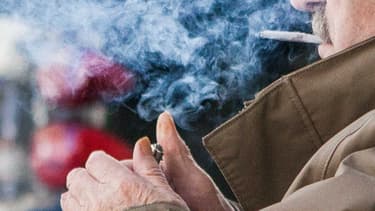 Personne fumant une cigarette roulée. (photo d'illustration).