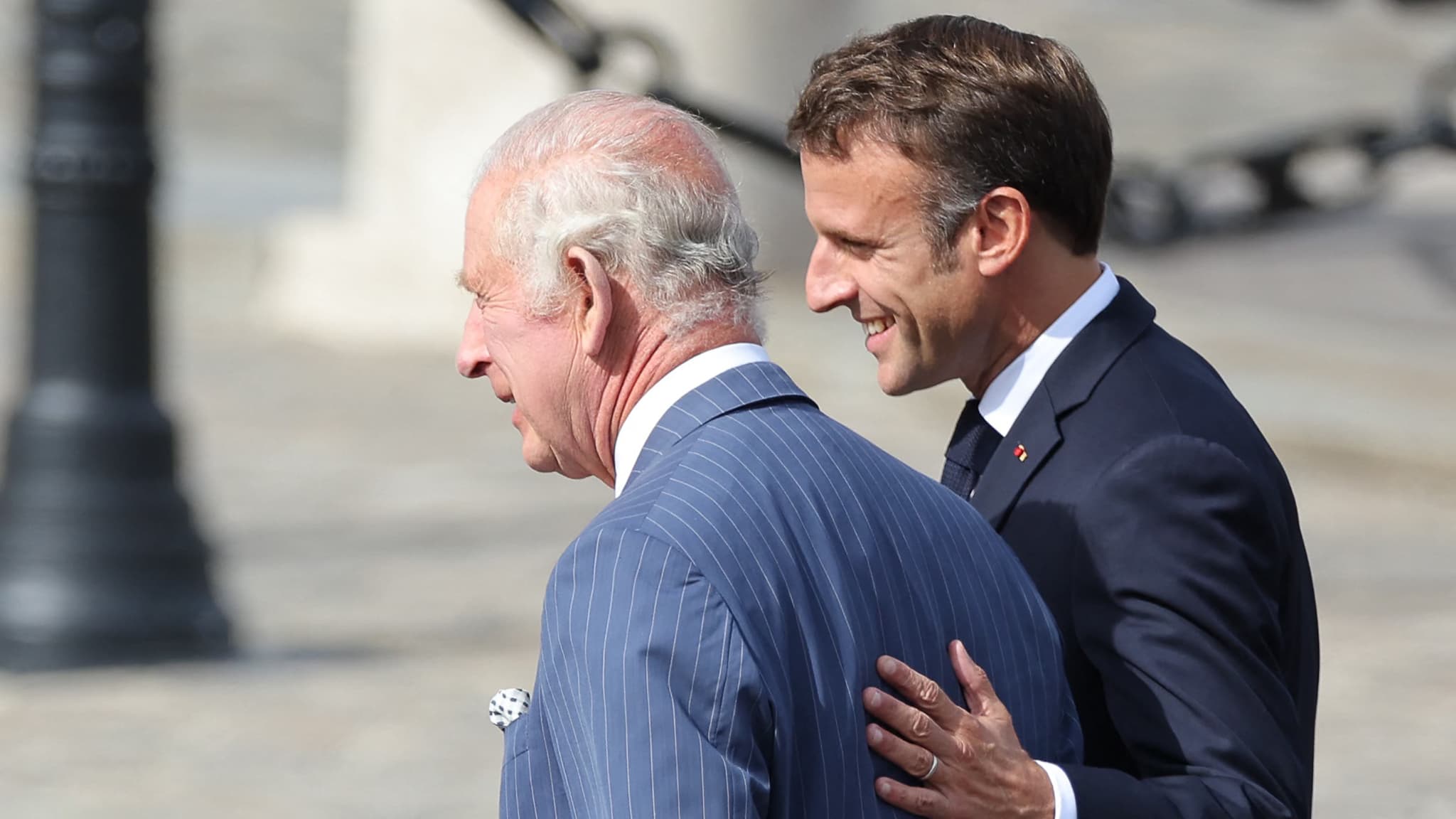 Charles III et Emmanuel Macron à l'Arc de triomphe, le 20 septembre 2023.