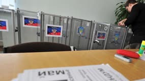 Un membre de la commission électorale régionale prépare les urnes, le 10 mai, à Donetsk, dans l'Est de l'Ukraine.