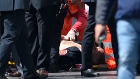 L'un des policiers blessés, à terre, après la fusillade.