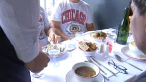 Des touristes au Bouillon Pigalle