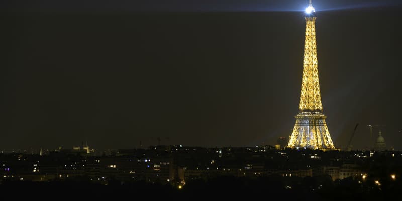 Le phare de la Tour Eiffel n'éclaire plus Paris depuis lundi soir.