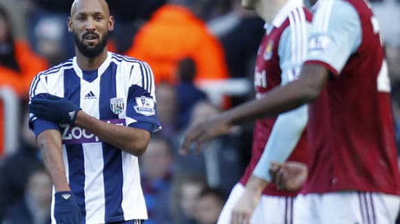 Nicolas Anelka faisant le geste de la "quenelle" lors d'un match opposant West Ham United et West Bromwich Albion à Londres, le 28 décembre 2013. Nicolas Anelka faisant le geste de la "quenelle" lors d'un match opposant West Ham United et West Bromwich Albion à Londres, le 28 décembre 2013.