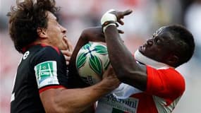 Duel entre le Toulousain Yannick Jauzion (à gauche) et Takudzwa du Biarritz Olympique, au Stade de France. Le Stade Toulousain a remporté la Coupe d'Europe de rugby en battant samedi Biarritz 21-19 en finale. /Photo prise le 22 mai 2010/REUTERS/Pascal Ros