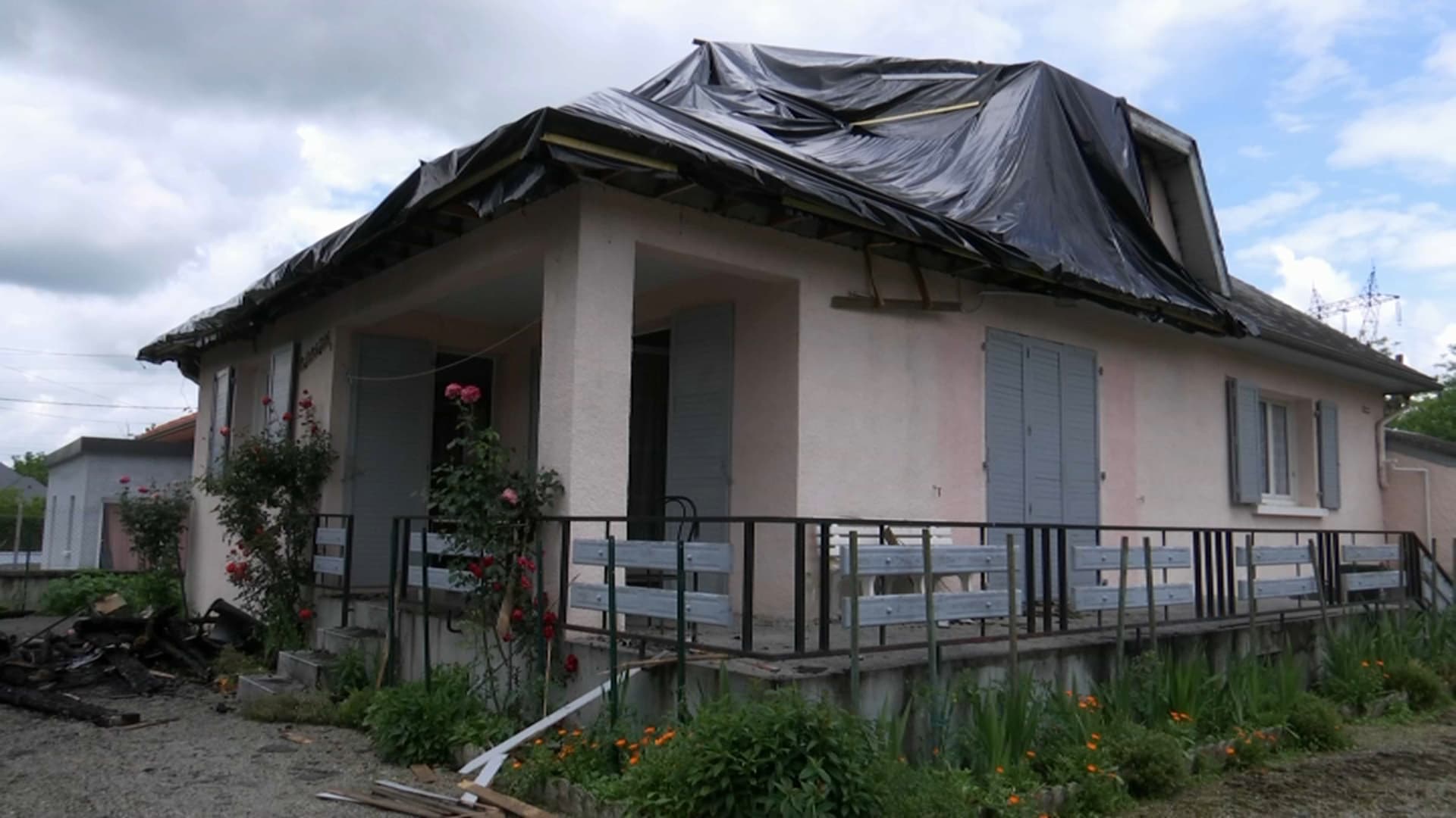"Toute la charpente a brûlé" une maison frappée par la foudre dans les HautesPyrénées