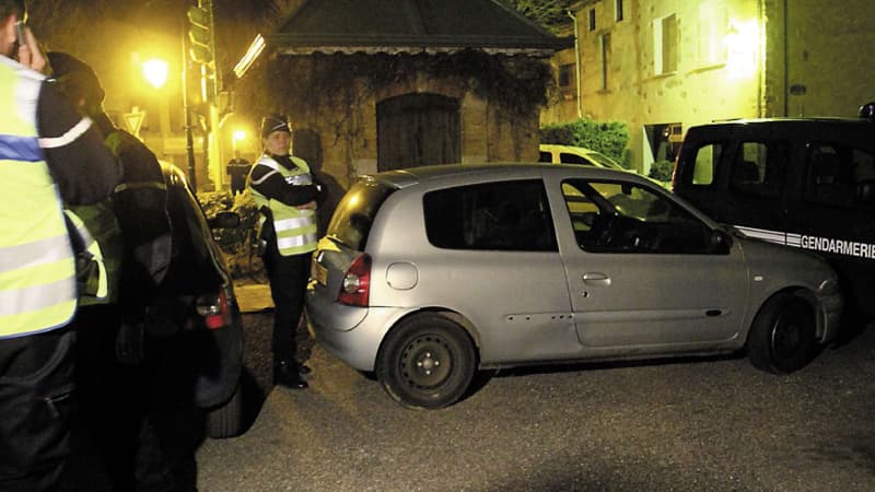 La voiture abandonnée contenant un casque et un carénage du scooter de Mohamed Merah.