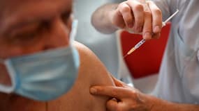 Un homme reçoit une dose du vaccin Pfizer-BioNtech contre le Covid-19 dans un centre de vaccination à Quimper le 16 février 2021