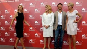 François Ozon, entouré de ses comédiennes Catherine Deneuve (2e à gauche), Judith Godreche (à droite) et Karin Viard (à gauche) lors de la séance photo de "Potiche". Catherine Deneuve et Gérard Depardieu se partagent l'affiche du dernier long métrage de F
