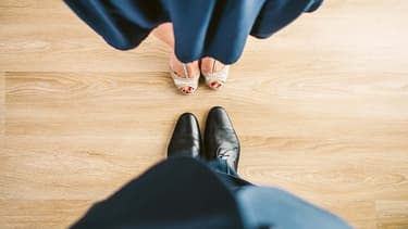 Au bureau, il faut se plier aux codes de l'entreprise... jusqu'à parfois vouvoyer son conjoint si c'est la règle.