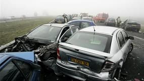 Selon la Sécurité routière, 4.273 personnes ont été tuées sur les routes françaises en 2009, soit presque autant que l'année précédente (4.275) mais le nombre de blessés est en diminution. /Photo d'archives/REUTERS
