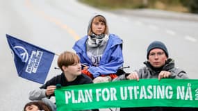 Greta Thunberg avec des militants d'Extinction Rebellion lors d'une action menée à la raffinerie de pétrole d'Equinor à Mongstad, le 18 août 2025.